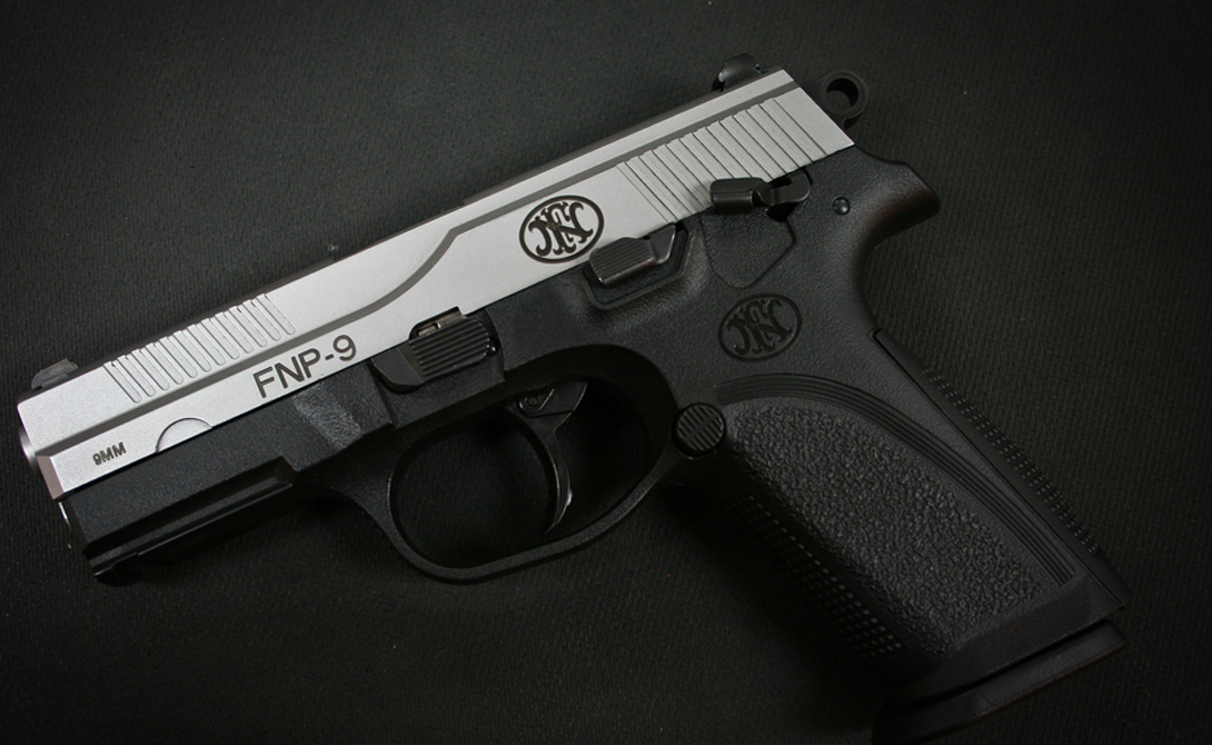 FN Herstal FNP-9
Современный, мощный пистолет с каркасом из полимера. Серия FN производится в США, специально для охраны дома. Ход ствола пистолета довольно короток, что делает оружие очень точным. 16 патронов в обойме, один в стволе.