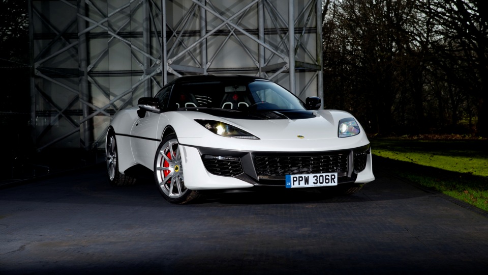 Lotus посвятил уникальную «Эвору» амфибии Бонда