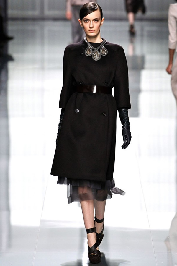 На фото модель демонстрируют коллекцию осень-зима 2012-2013гг. от Christian Dior Christian Dior не хватает Гальяно. Коллекция осень-зима 2012-2013