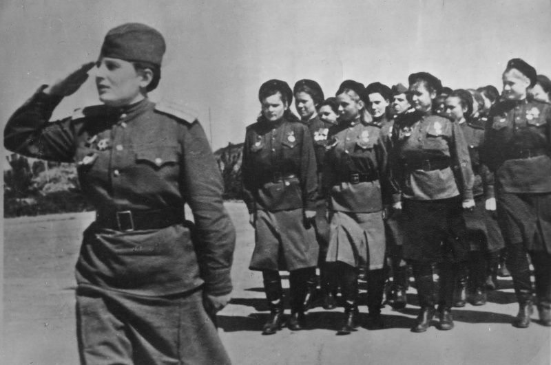 Девушки знаменитой 2-й гвардейской Таманской дивизии: медработники, связистки, телефонистки. Фото сделано в двадцатых числах мая 1945 года в Кенигсберге — здесь, внеся свою лепту в захват этой немецкой крепости в результате кровопролитного штурма, Таманская дивизия закончила свое участие в Великой Отечественной войне. Кенигсберг, Германия. Май 1945