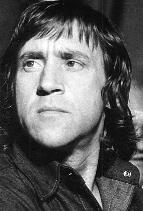 78. София, Высоцкий в аэропорту. 1975 год. Фото – Виктор Гильтяй 78. София, Высоцкий в аэропорту. 1975 год. Фото – Виктор Гильтяй Владимир Высоцкий, Русские актеры, Русские поэты, история
