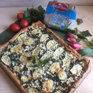 Фото к рецепту: Зеленый пирог с крапивой и творогом Фото к рецепту: Зеленый пирог с крапивой и творогом