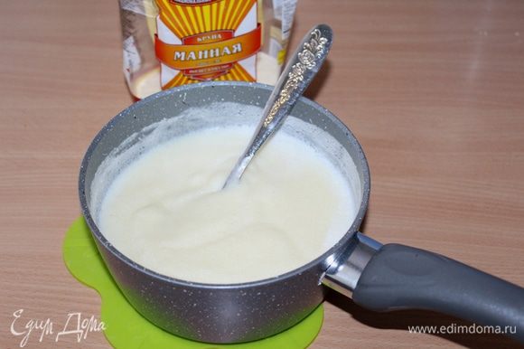 Для крема вскипятить молоко, тонкой струйкой всыпать манную крупу ТМ «Националь», сахар, ванильный сахар. Варить 2–3 минуты. Снять с плиты, слегка остудить. Для крема вскипятить молоко, тонкой струйкой всыпать манную крупу ТМ «Националь», сахар, ванильный сахар. Варить 2–3 минуты. Снять с плиты, слегка остудить.