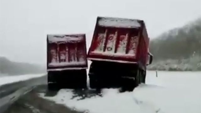 В Хабаровском и Красноярском краях первый снег привел к транспортному коллапсу