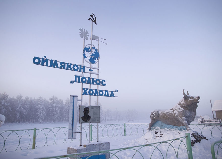 Это город Оймяконе и зимой здесь температура опускается до -50°С