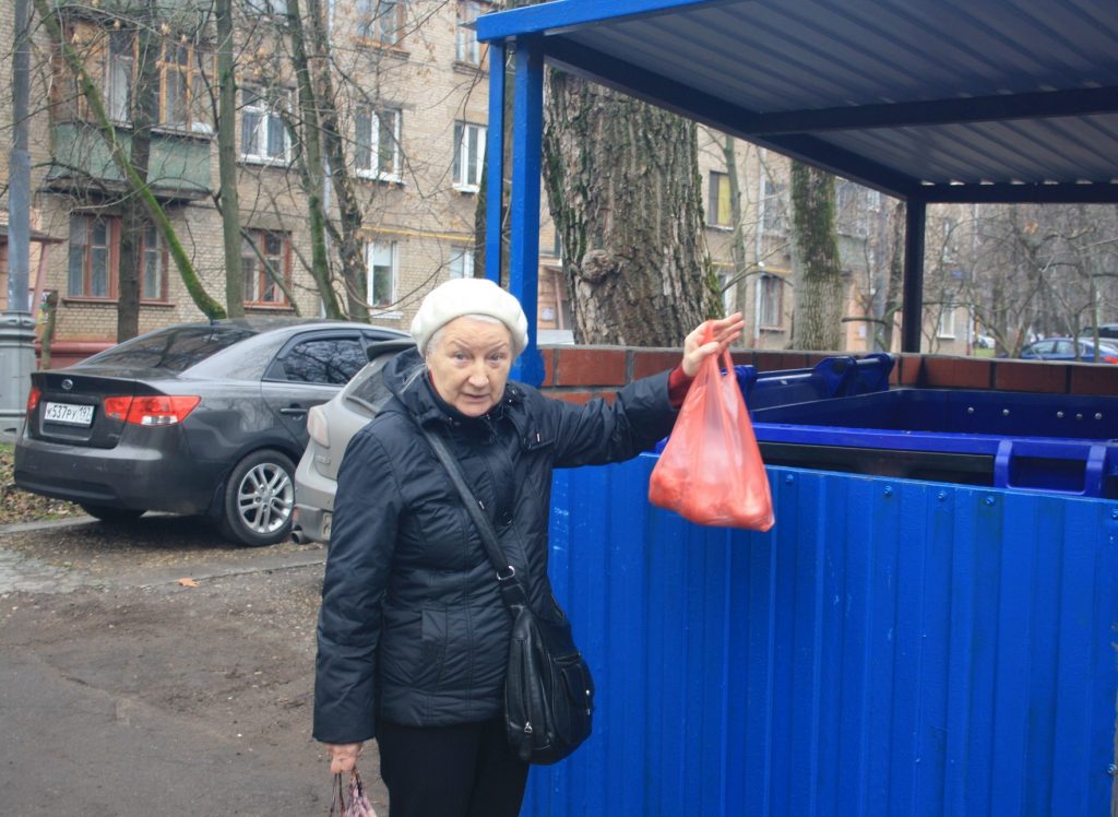 Валентина Островнова с Нижней Первомайской улицы уже освоила раздельный сбор мусора/Роман Некрасов, «Восточный округ»