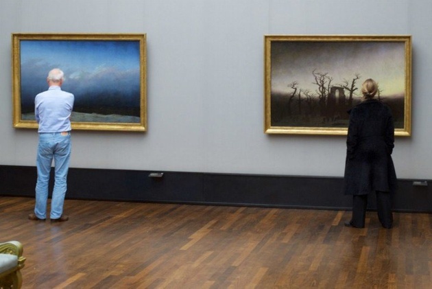 Посетители музеев, чей внешний вид сочетается с картинами