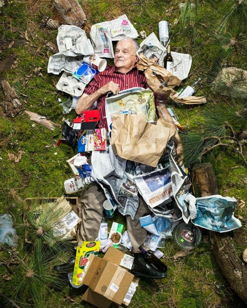 Шокирующие фото: сколько мусора производит человек всего за неделю