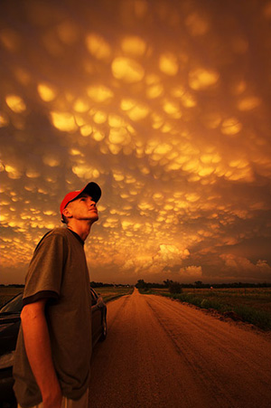 tornado-molniyami-ohotnik-krasivye-fotografii-neobychnye-fotografii