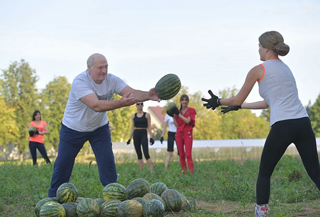 День рождения Александра Лукашенко: спорт, девушки и арбузы (5 фото)
