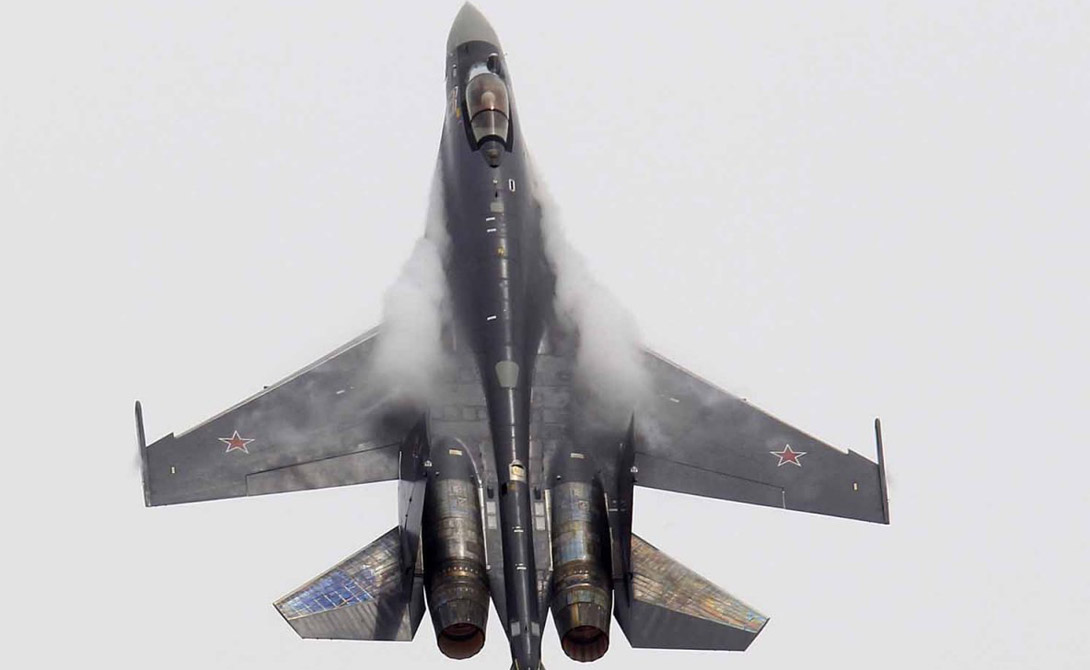 Су-35 Максимальная скорость: 2 500 км / ч Максимальная дальность: 5 024 километров Двигатели: пара «Сатурн 117С» турбовентиляторных Вооружение: 30-мм пушка ГШ-30, на крыльях и фюзеляже 12 станций вместимостью до 8000 кг, предназначенных, в том числе, для ракет «воздух-воздух», ракет класса «воздух-земля» и кассетных бомб