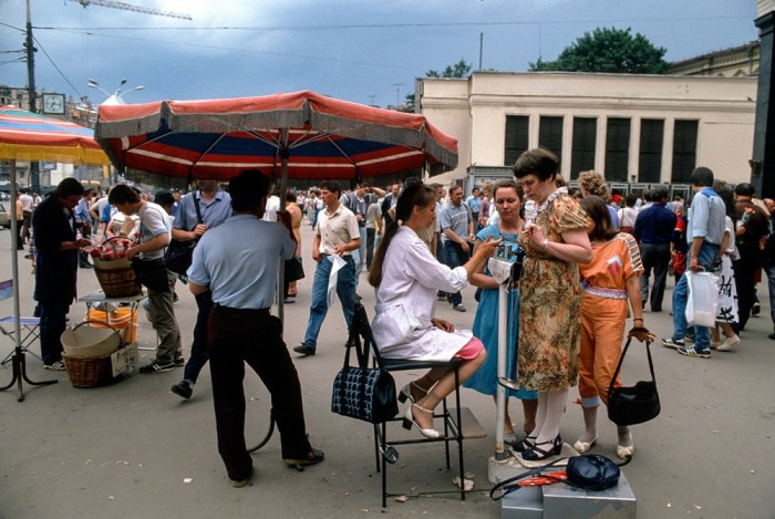 Взвешивание на улице в летнее время - одна из забав советского периода. СССР, Москва, 1988 год. Автор фотографии: Chris Niedenthal. Взвешивание на улице в летнее время - одна из забав советского периода. СССР, Москва, 1988 год. Автор фотографии: Chris Niedenthal.