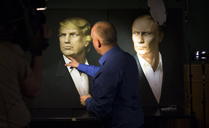 Портреты Дональда Трампа и Владимира Путина в пабе Union Jack в Москве