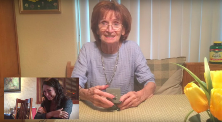 Ее отец умер 9 лет назад. Однажды она увидела, что на его могиле преклонил колено совершенно незнакомый ей человек… Ее отец умер 9 лет назад. Однажды она увидела, что на его могиле преклонил колено совершенно незнакомый ей человек…