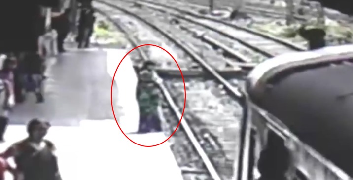 В Индии на видео засняли как женщина прыгнула под поезд и... исчезла
