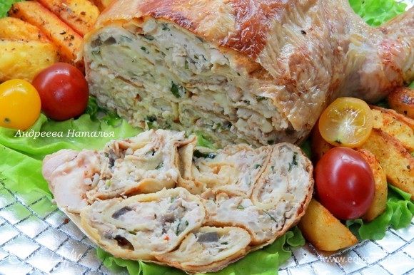 Нарезаем на порционные кусочки и наслаждаемся, блюдо получается невероятно вкусным и сочным. С наступающими праздниками! Нарезаем на порционные кусочки и наслаждаемся, блюдо получается невероятно вкусным и сочным. С наступающими праздниками!