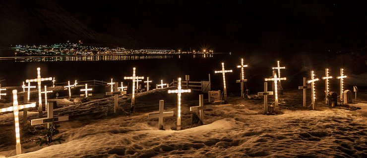 ✨ 5 завораживающих фото светящихся надгробий в Исландии