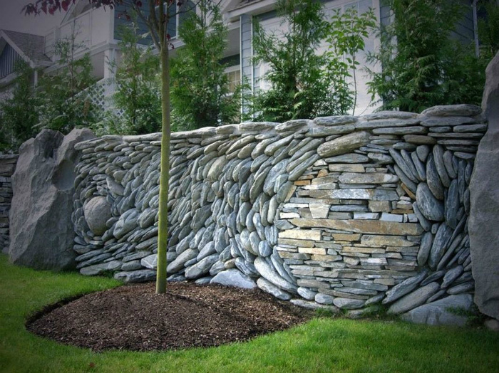 Каменный забор.