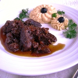 Говядина с шампиньонами в винном соусе по-бургундски в мультиварке