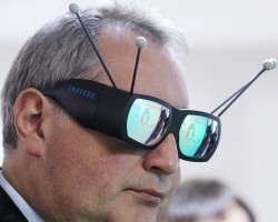 Вице-премьер Дмитрий Рогозин в очках для 3D проектирования во время посещения учебного центра подготовки кадров в Казани