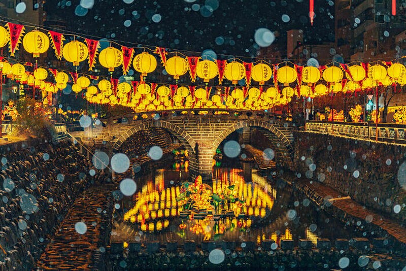 14 волшебных снимков о том, как проходит самый большой фестиваль фонарей Японии