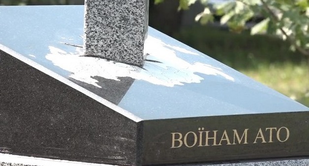 Нож в спину! В Киеве открыли памятник в виде вонзенного в карту России меча