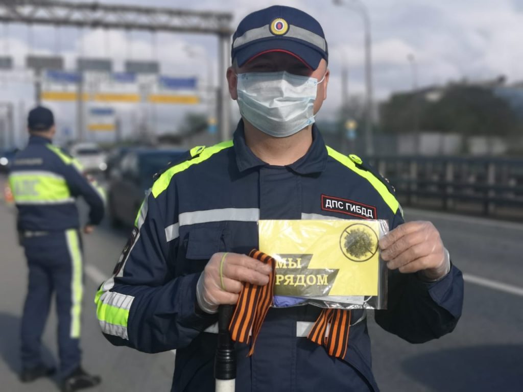 Сотрудники окружного управления ГИБДД раздавали водителям Митина георгиевские ленточки