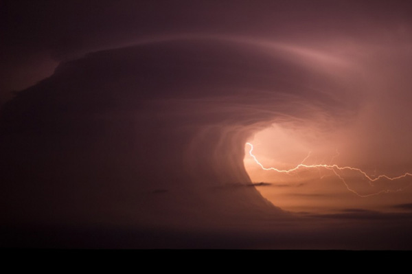 tornado-molniyami-ohotnik-krasivye-fotografii-neobychnye-fotografii