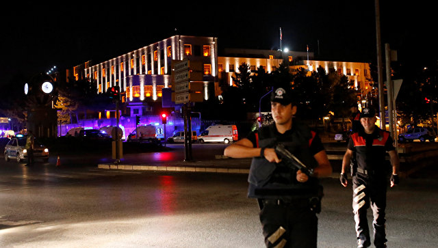 Танки открыли огонь по зданию парламента Турции