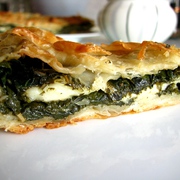 Пирог с щавелем и крапивой (по мотивам греческого спанакопитта)