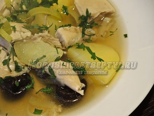 суп с курицей и черносливом и. original. суп с курицей и черносливом и фото. суп с курицей и черносливом и-original. картинка суп с курицей и черносливом и. картинка original. Диетические супы — важнейшая часть здорового питания. Но рецептов диетических блюд с курицей не так и много, и все они однотипны. Сегодня мы решили приготовить первое блюдо в английском стиле и подготовили для вас рецепт, который удивит вас новым, богатым вкусом и низкой калорийностью. Суп, который мы будем готовить, называется в оригинале коки-лики, что дословно переводится как курица и лук-порей. Очень неожиданный ингредиент для супа — чернослив — здесь играет второстепенную роль, но в конечном итоге именно он придает блюду интересный сладковатый вкус. Этот диетический куриный суп разнообразит повседневное меню. Вы давно не удивляли своих близких новым блюдом с неизбитым вкусом? Тогда этот рецепт для вас.
