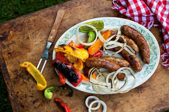 Ароматные картофельные колбаски на гриле. \ Фото: 1000.menu. 5 прекрасных блюд из картофеля, перед которыми не устоят привередливые дети