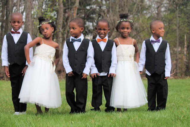 Когда-то их фотография покорила сеть. Вот как выглядят эти крохи сейчас...