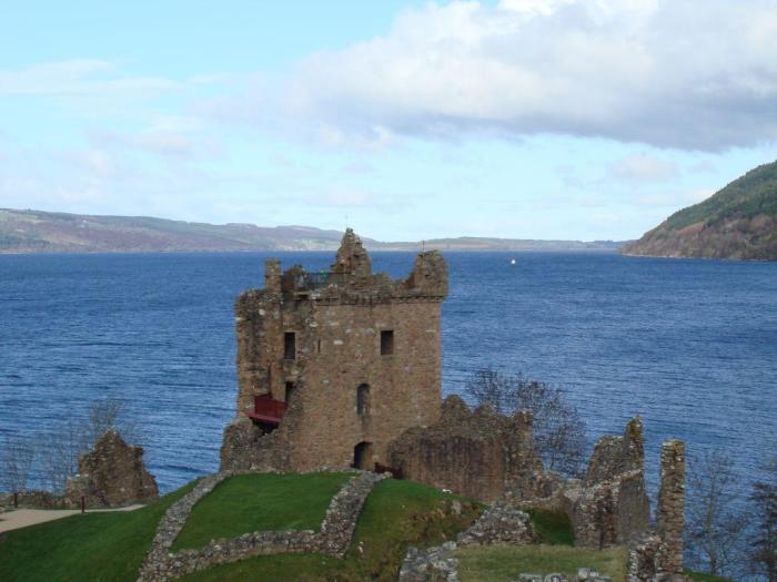 Отправляясь на озеро Loch Ness, не ищите чудовище, а наслаждайтесь окружающей природой (руины замка Уркухарт, Шотландия). | Фото: ticketforplane.ru.