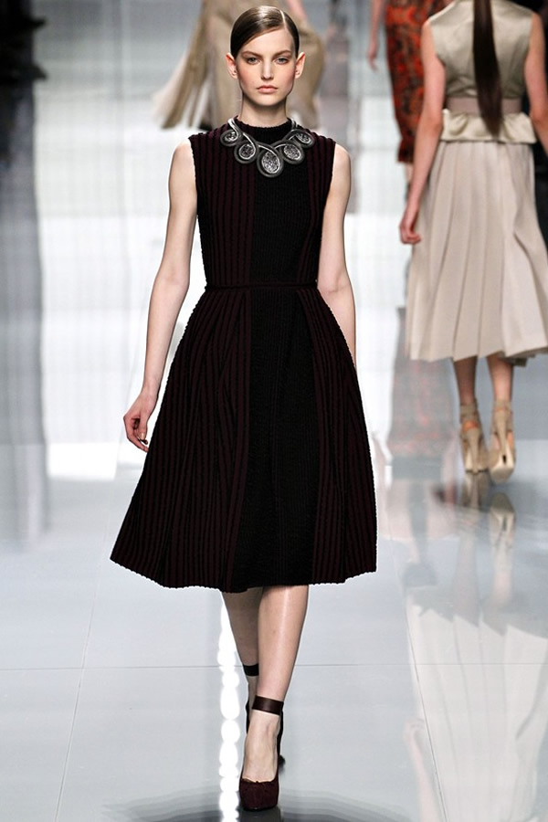 На фото модель демонстрируют коллекцию осень-зима 2012-2013гг. от Christian Dior Christian Dior не хватает Гальяно. Коллекция осень-зима 2012-2013