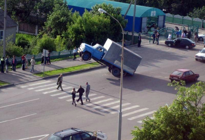 «Мне бы в небо, да провода помешали!» | Фото: Svit.me - видеосервис. Впихнуть невпихуемое: 17 забавных примеров безумной транспортировки грузов
