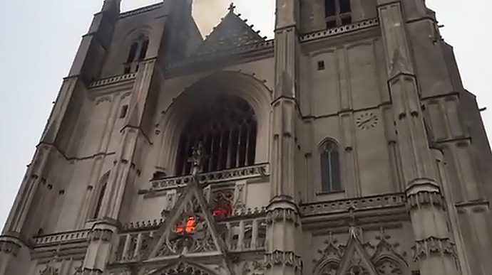 7 фото и видео пожара в соборе Петра и Павла в Нанте