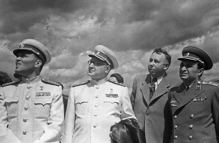 Авиаконструкторы: А.С. Яковлев, А.Н. Туполев, С.А. Лавочкин и А.И. Микоян на авиационном празднике в Тушине, 1949 год