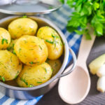 Отварной картофель с зеленью в кастрюле