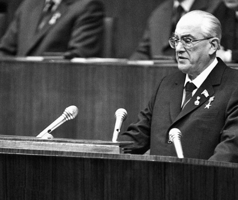 Как в СССР боролись за трудовую дисциплину.