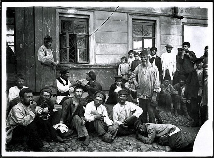 Опустившиеся, обнищавшие люди из деклассированных слоев общества. Опустившиеся, обнищавшие люди из деклассированных слоев общества.