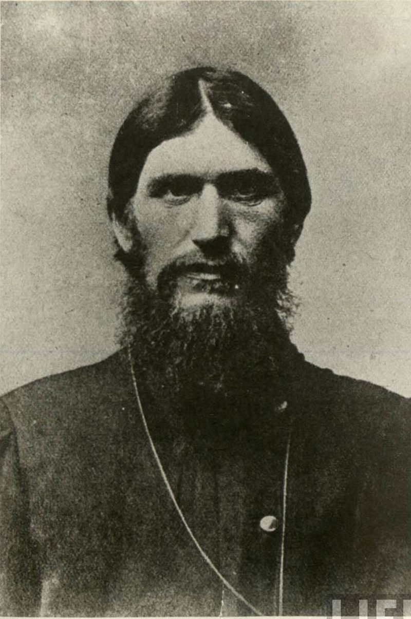 100+ человек 8) Григорий Распутин. На фотографии запечатлен пронзительный взгляд русского «безумного монаха». Распутин был монахом, которого взяла к себе в дом царская семья, в надежде на то, что тот имеет сверхъестественный возможности, которые позволят излечить царевича. Российские руководители обрекли его на смертную казнь. Дата: 1914-1916. Фотограф: неизвестен.