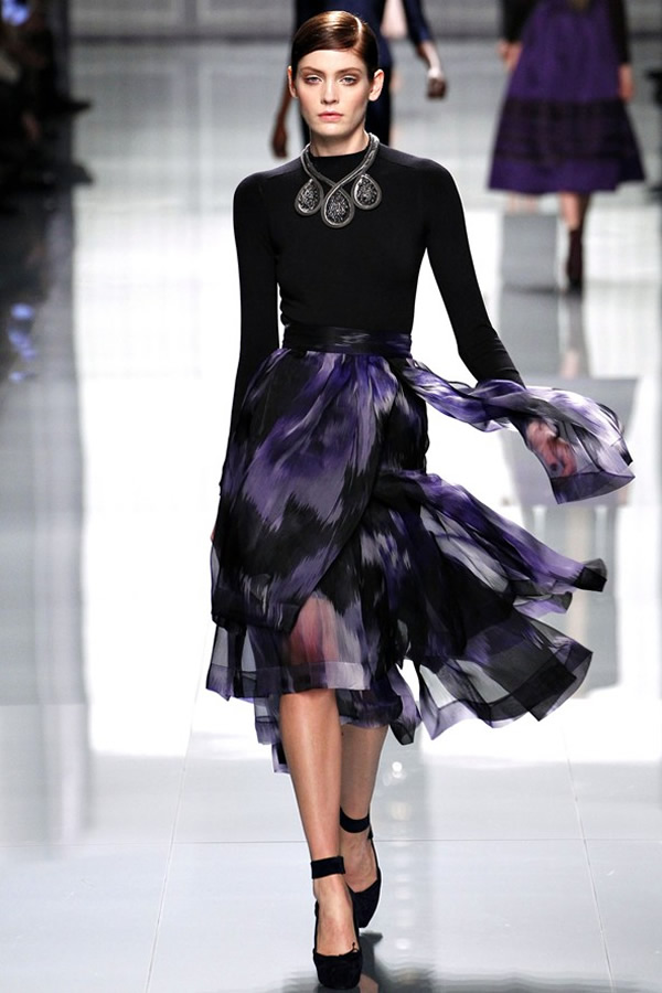 На фото модель демонстрируют коллекцию осень-зима 2012-2013гг. от Christian Dior Christian Dior не хватает Гальяно. Коллекция осень-зима 2012-2013