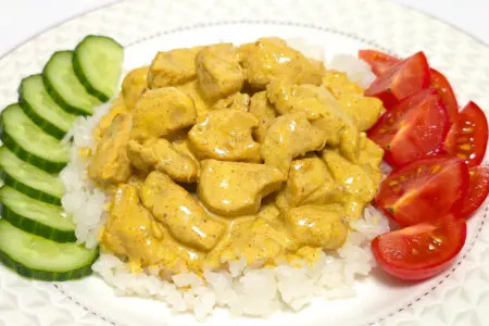 Фото к рецепту: Карри с рисом вкусный и быстрый ужин из куриного филе