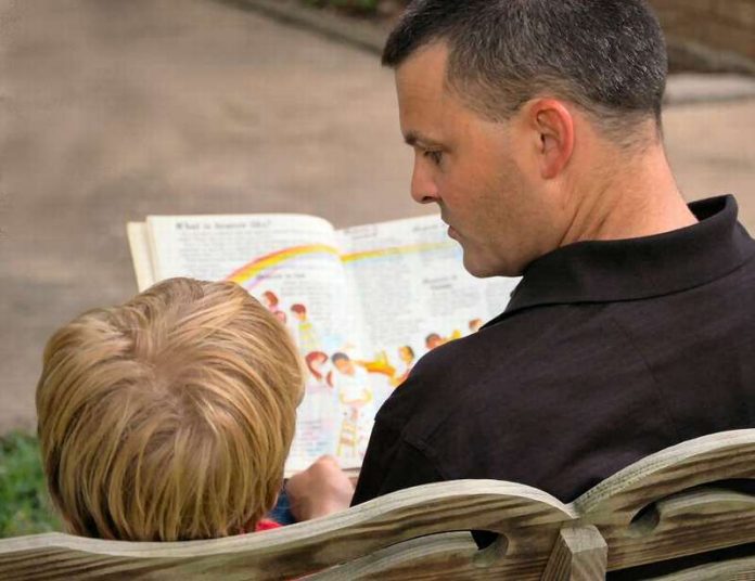 novyj_papa Ребенок застал папу с няней в кровати и использует это