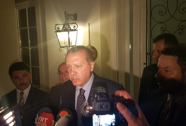 Эрдоган общается с прессой в городе Мармарис, где его застали вести о попытке переворота