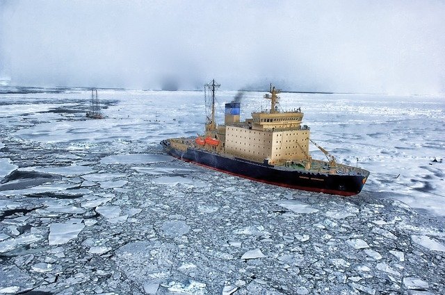 Гордость ВМС США застряла в арктических льдах во время учебных стрельб по «России»