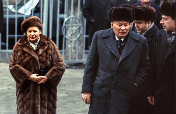 Генеральный секретарь Константин Черненко с женой. СССР, Москва, 1984 год. Автор фотографии: Chris Niedenthal. Генеральный секретарь Константин Черненко с женой. СССР, Москва, 1984 год. Автор фотографии: Chris Niedenthal.