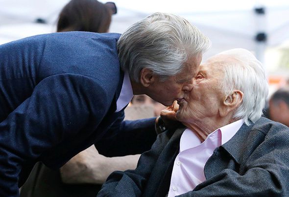74-летний Майкл Дуглас получил свою звезду на Аллее славы — фото 74-летний Майкл Дуглас получил свою звезду на Аллее славы — фото