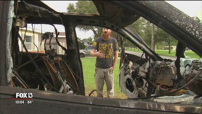 У американца сгорел автомобиль из-за оставленного в ней на зарядке смартфона (3 фото)